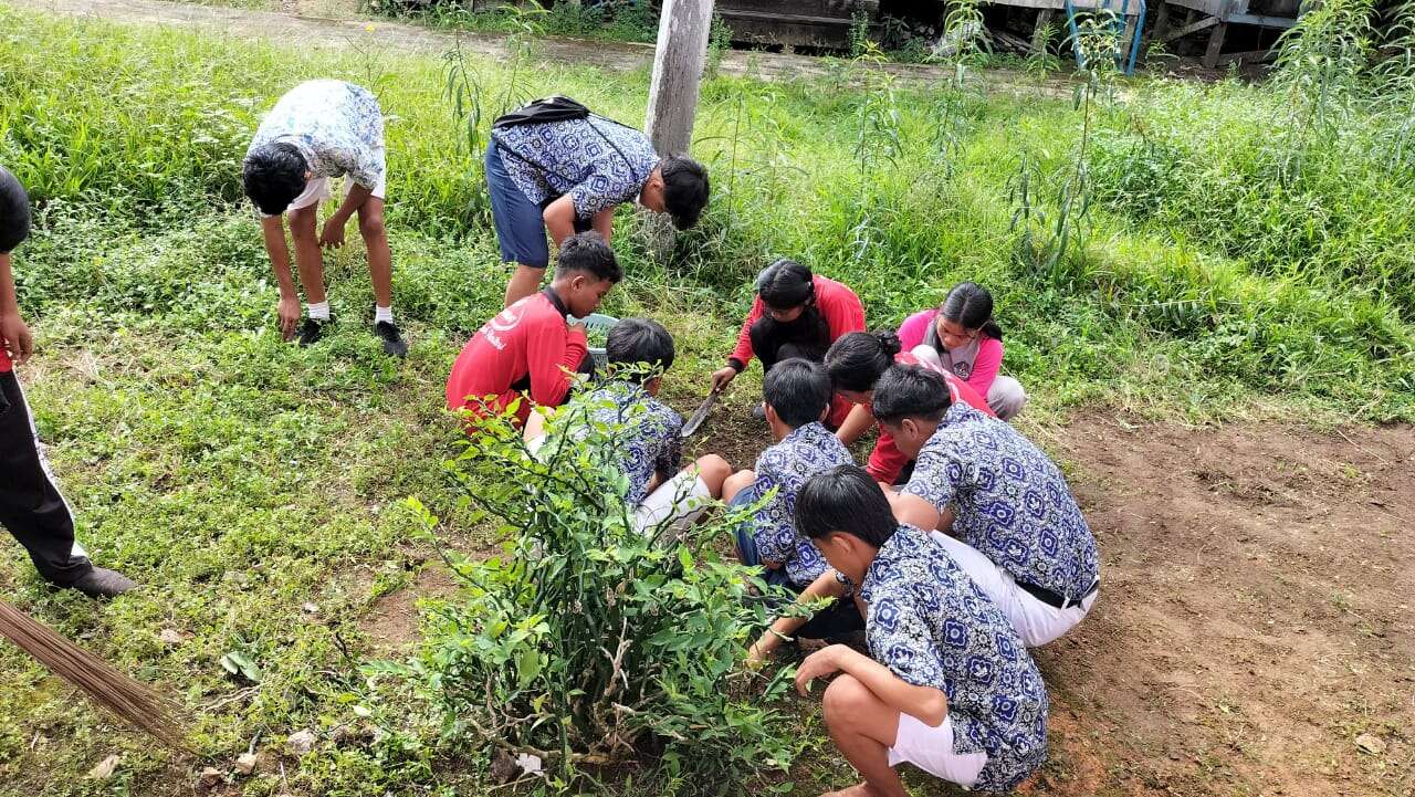 KEGIATAN BERSIH-BERSIH LINGKUNGAN SEKOLAH